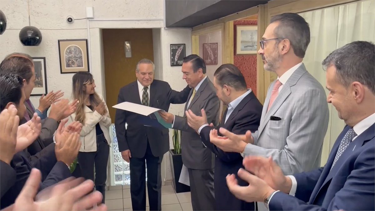 IIJNoficial's tweet photo. "Un ejemplo para todos los que quieren ser notarios, un jurista en toda la extensión de la palabra." Testimonio notarial dedicado a don Jorge Rios Hellig, Reconocimiento al Mérito Académico 2023. https://t.co/heXa1sJjqh https://t.co/yO24ptzZKf