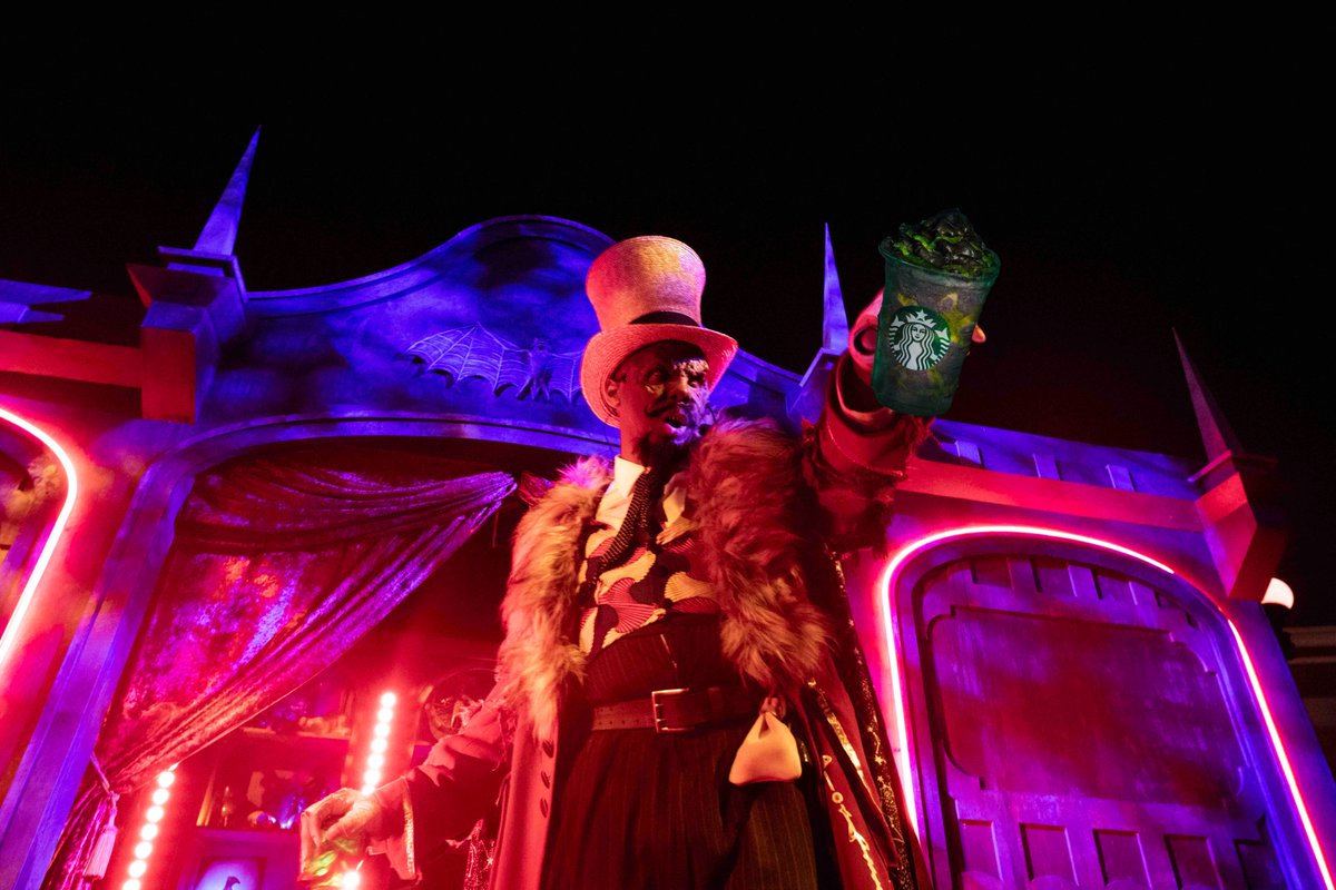 DrStrengoit's tweet photo. I do love me some Starbucks 🤣 #HHN32 🖤🖤🖤 https://t.co/9xEHv0FzCi