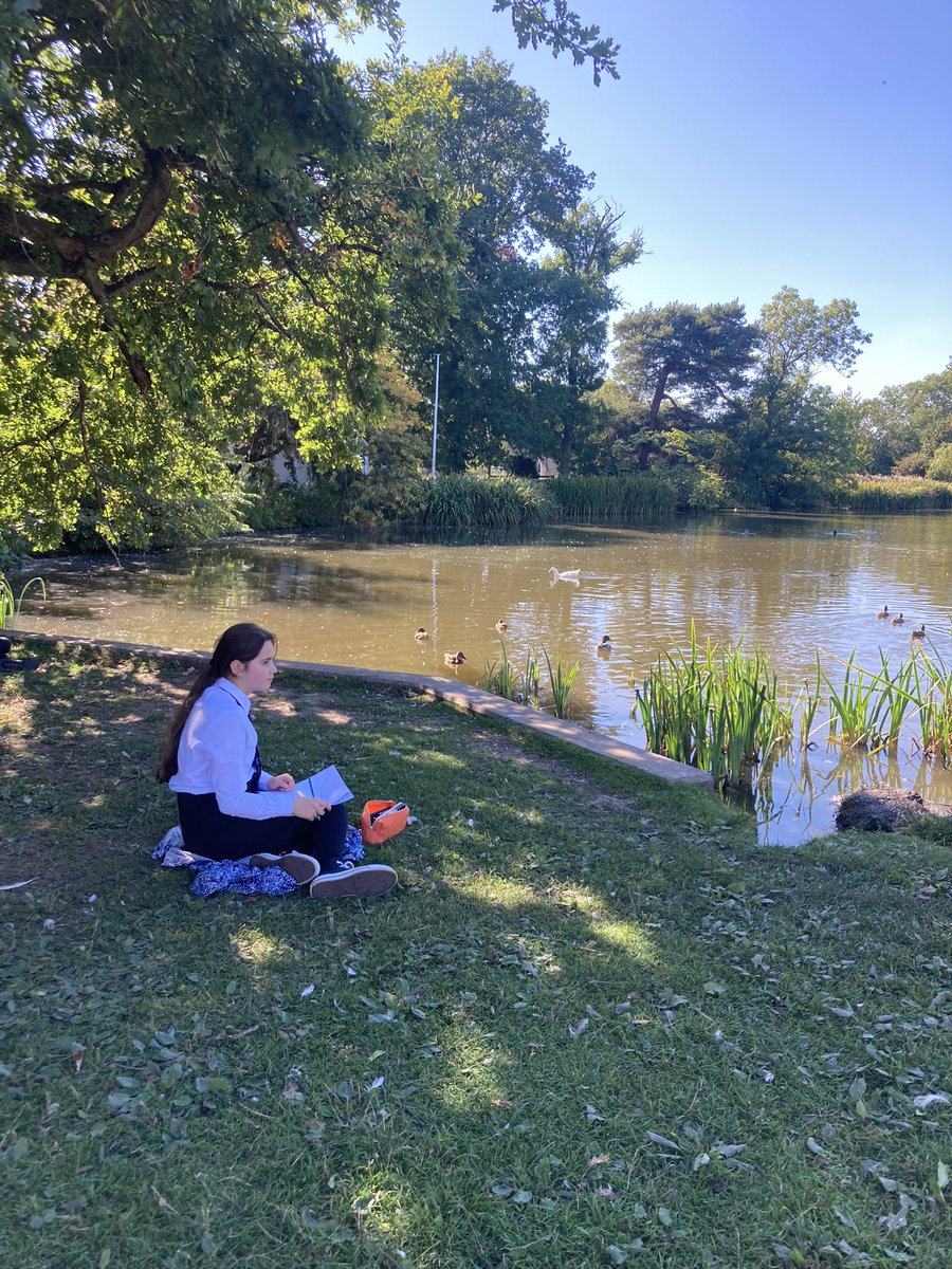 SinclairAcadEng's tweet photo. Beautiful end to the day today with 1.1 @wlsinclair_ac we went a walk to the local duck pond to complete some reading and writing activities in the shade surrounded by the sounds of the ducks and the water.  🦆🌳🍃 #outdoorlearning #literacyoutside #getoutdoors https://t.co/c8SqmcYjOL