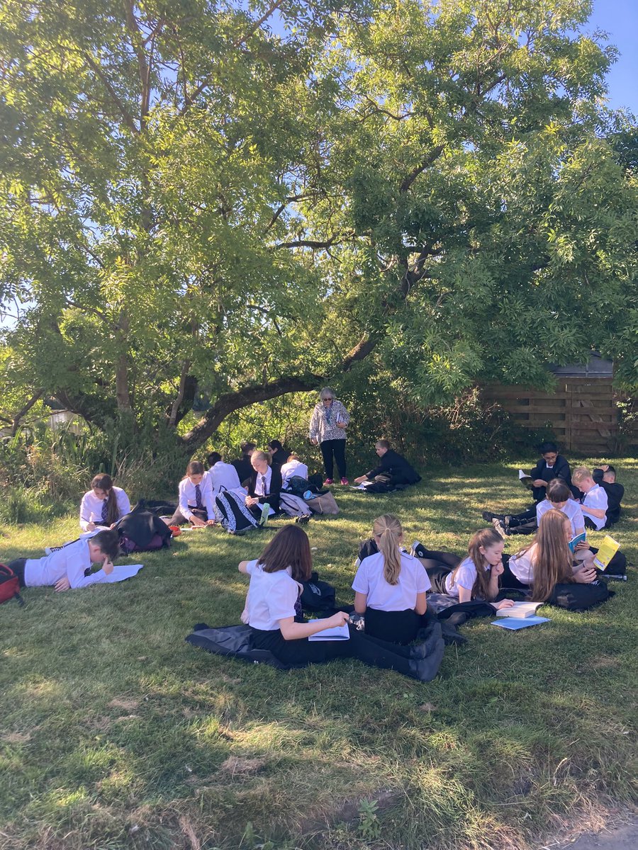 SinclairAcadEng's tweet photo. Beautiful end to the day today with 1.1 @wlsinclair_ac we went a walk to the local duck pond to complete some reading and writing activities in the shade surrounded by the sounds of the ducks and the water.  🦆🌳🍃 #outdoorlearning #literacyoutside #getoutdoors https://t.co/c8SqmcYjOL