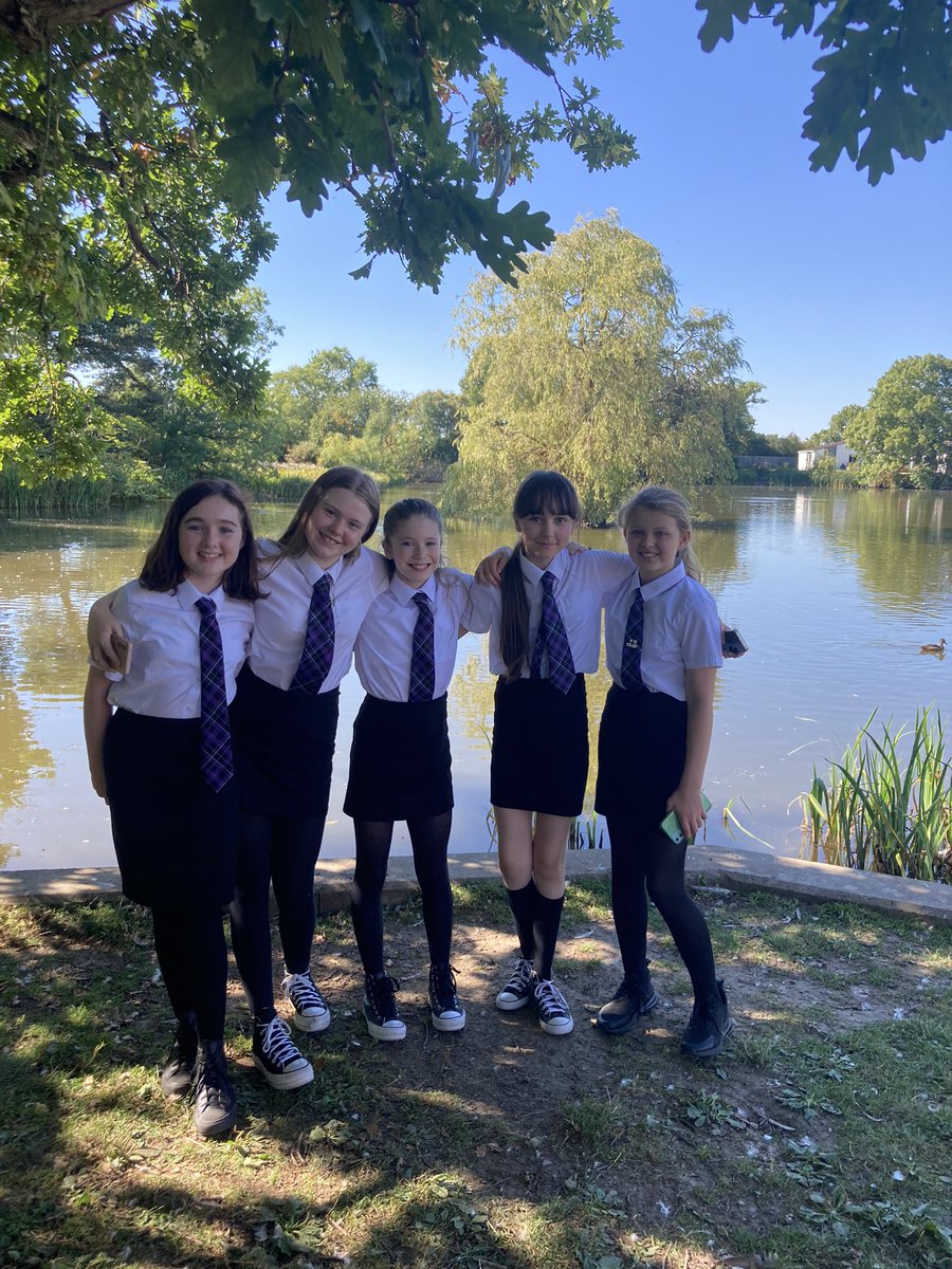 SinclairAcadEng's tweet photo. Beautiful end to the day today with 1.1 @wlsinclair_ac we went a walk to the local duck pond to complete some reading and writing activities in the shade surrounded by the sounds of the ducks and the water.  🦆🌳🍃 #outdoorlearning #literacyoutside #getoutdoors https://t.co/c8SqmcYjOL