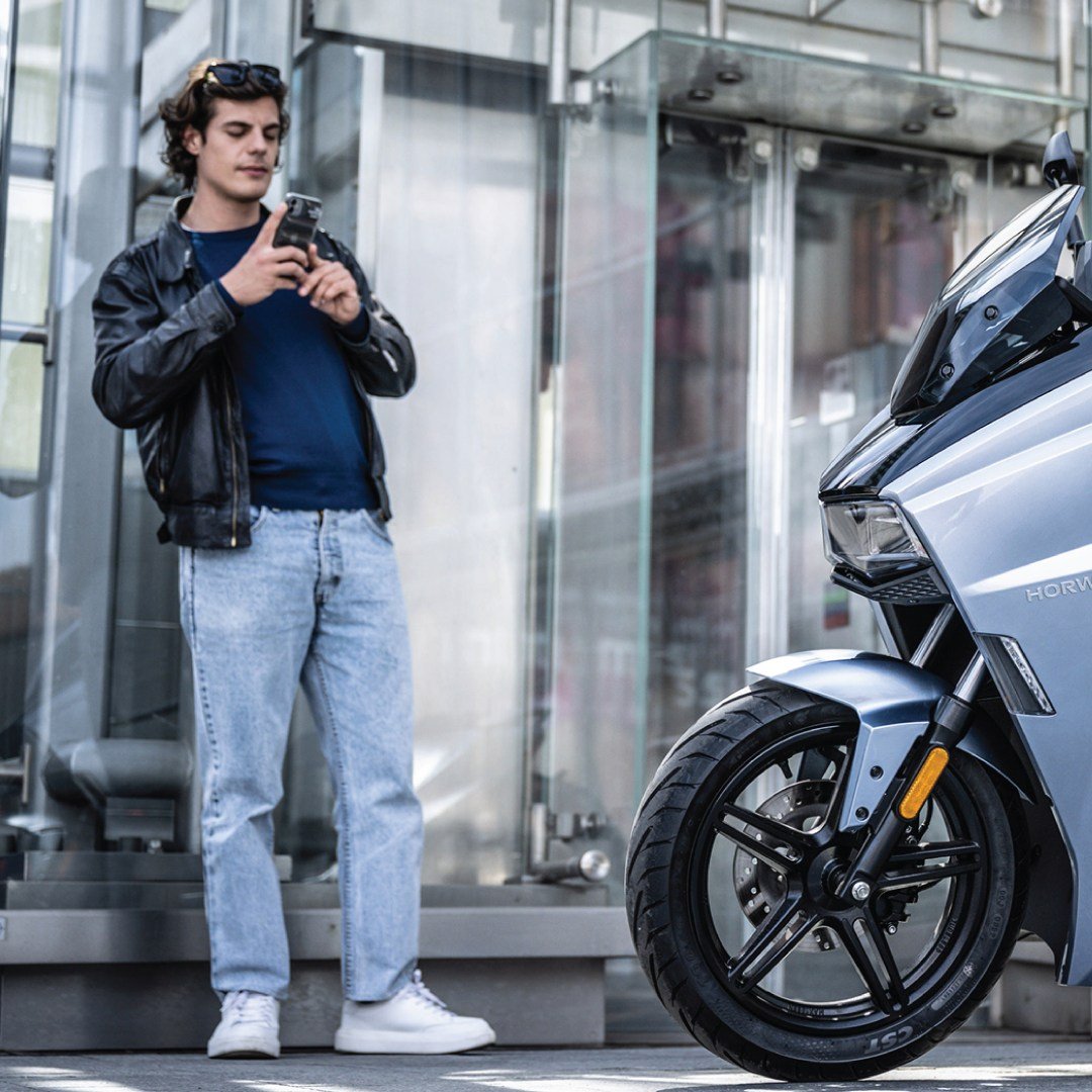 The Horwin SK3 electric scooter is so stylish, you might just find yourself hopping off to take a snap.

📷⚡️🛵

bit.ly/HorwinSK3

#horwin #electric #scooter #moped #ev #hull