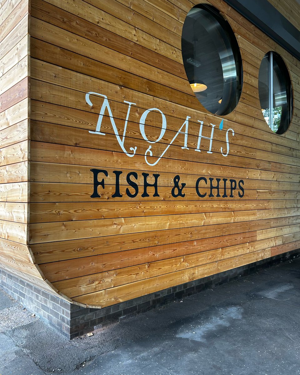 Some lovely new hand lettering just finished by our Georgie! 🖌️

Also a head’s up that we will be closed for lunch tomorrow because of essential Bristol Water maintenance work, but will be back up and running in time for tea 💧🐟🍟

#signwriting #noahsbristol #exteriorstyle