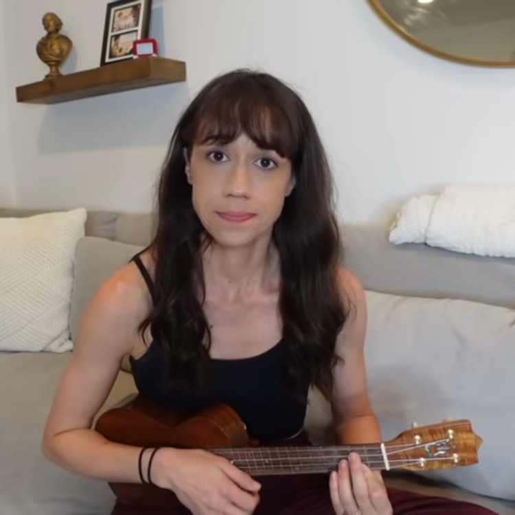 SantaDecidesSus's tweet photo. Colleen Ballinger is on the nice list! https://t.co/XqPBIm0szh