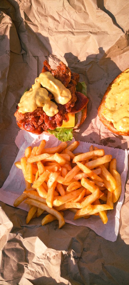 LaGrace_kitchen's tweet photo. Ladies and gentlemen, I give you Castle's. That bbq basted chicken schnitzel with a slice of bacon, cheese and that fighter inhouse sauce. Add jalapeño to that and you will have a different perspective about CHICKEN 😉😉 https://t.co/XCugW6OJZf