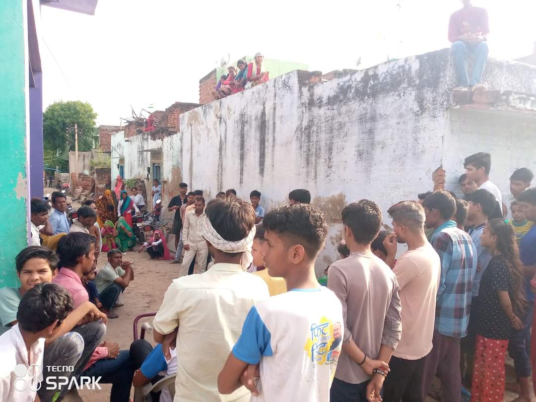 #आपकी_ढाडी_आपके_गांव_की_ओर
लोग छतों से, गलियों में ,चौपालों  पर इकट्ठा होकर #आजादसमाजपार्टी की #सामाजिकन्याय_यात्रा को अपार #स्नेह और #समर्थन  दे रहे हैं यह पूरे भरतपुर जिले और राजस्थान भर में क्रांति लाने का काम करेगी! विचारों से उत्पन्न हुई क्रांति को बाहुबल से दबाया नहीं जाएगा