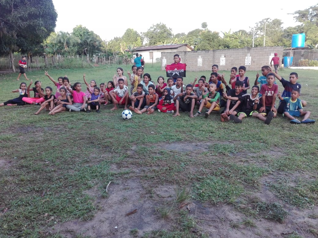 "TODOS LOS APRENDIZAJES MAS IMPORTANTE DE LA VIDA DE LOS NIÑOS, SE HACEN JUGANDO" 

Con mucha alegría y entusiasmo la militancia TUPAMARO del municipio Casacoima, juntos a los niños y niñas del sector brisas del Delta disfrutan de una tarde recreativa.
#MeEncantaVenezuela