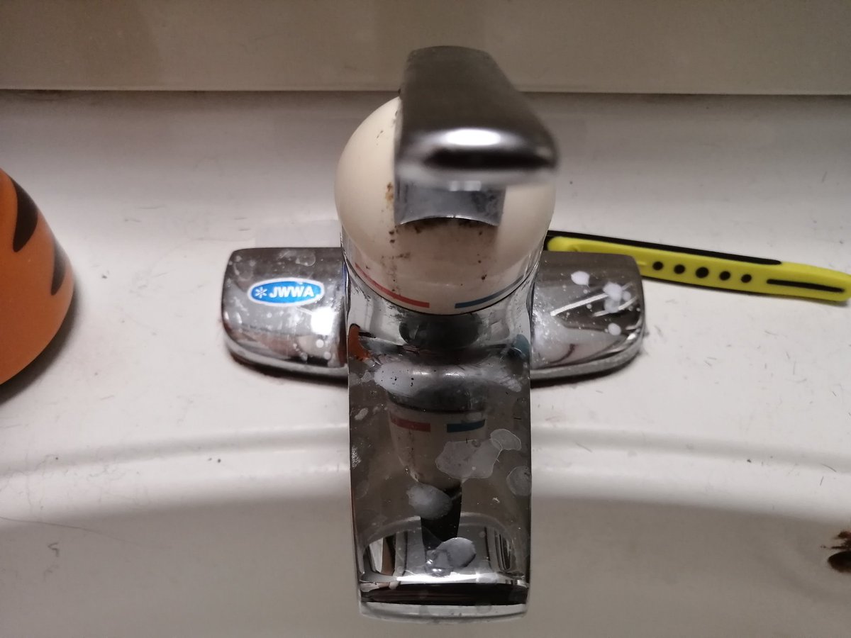 diy24634968's tweet photo. 今日は自主管理物件の水栓交換とフロア張りしてきた！思ってた以上に時間とられたな〜
#洗面化粧台
#混合水栓 https://t.co/kJU7mvWFQs