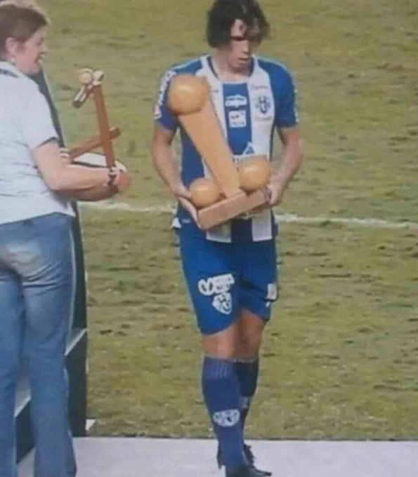 bizarrofut's tweet image. Dia 105 - Jogador do Paysandu recebendo o troféu da partida