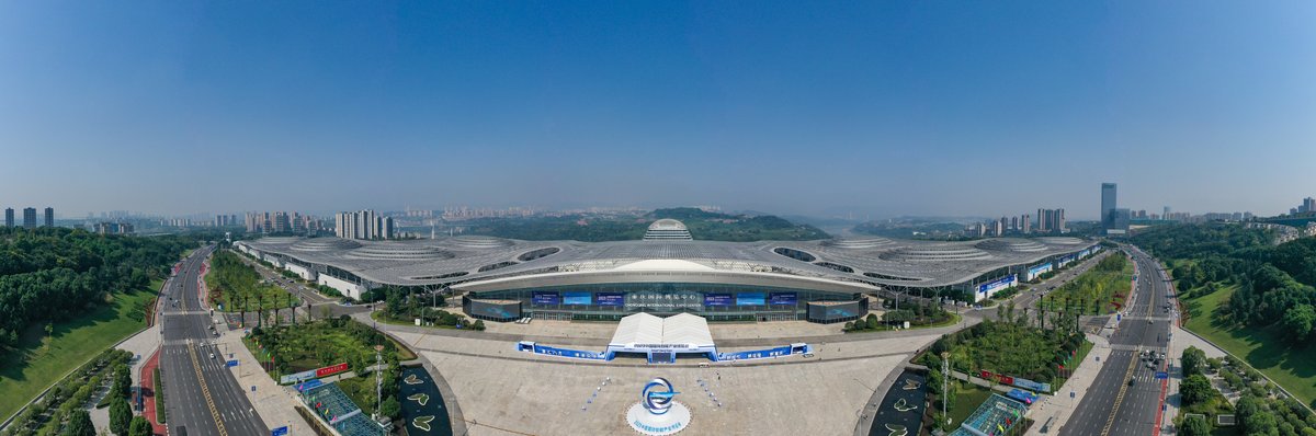 President Xi Jinping sent a congratulatory letter to the Smart China Expo 2023. President Xi said China is ready to work with countries around the world to ride on the new trends of the digital era, deepen international exchanges and cooperation in the digital field,...