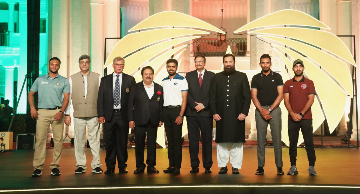 TheRealPCB's tweet photo. The 🇵🇰 🇧🇩 🇱🇰 and 🇦🇫 captains, Chairman PCB Management Committee Mr Zaka Ashraf, Governor Punjab Baligh Ur Rehman and the BCCI delegation led by President Roger Binny and Vice-President Rajeev Shukla at Governor's House in Lahore.

#AsiaCup2023 https://t.co/xRxZAUqmfh