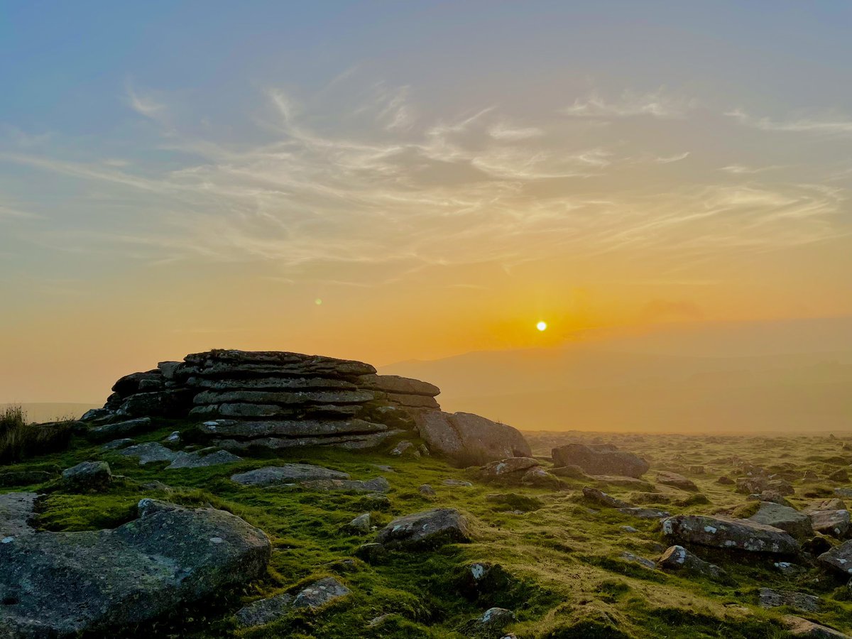 VisitDartmoor's tweet photo. We had a superb start to our day 💛💚🤎
Perfect sunrise viewed from Row Tor looking across to Belstone Tor. 
Everyone happy and chilled by the time we got home, ready for the usual stuff a Monday throws at you! 

#dartmoor #devon #dartmoordogs #mentalhealth https://t.co/6tZ4kgjvDJ