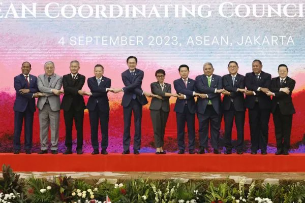 Diplomat_APAC's tweet photo. On the eve of the ASEAN summit and related meetings, the bloc is besieged by a host of pressing challenges, from the crisis in Myanmar to the growing frictions in the South China Sea. https://t.co/urDh22T73Z https://t.co/7jUsXhSsQh