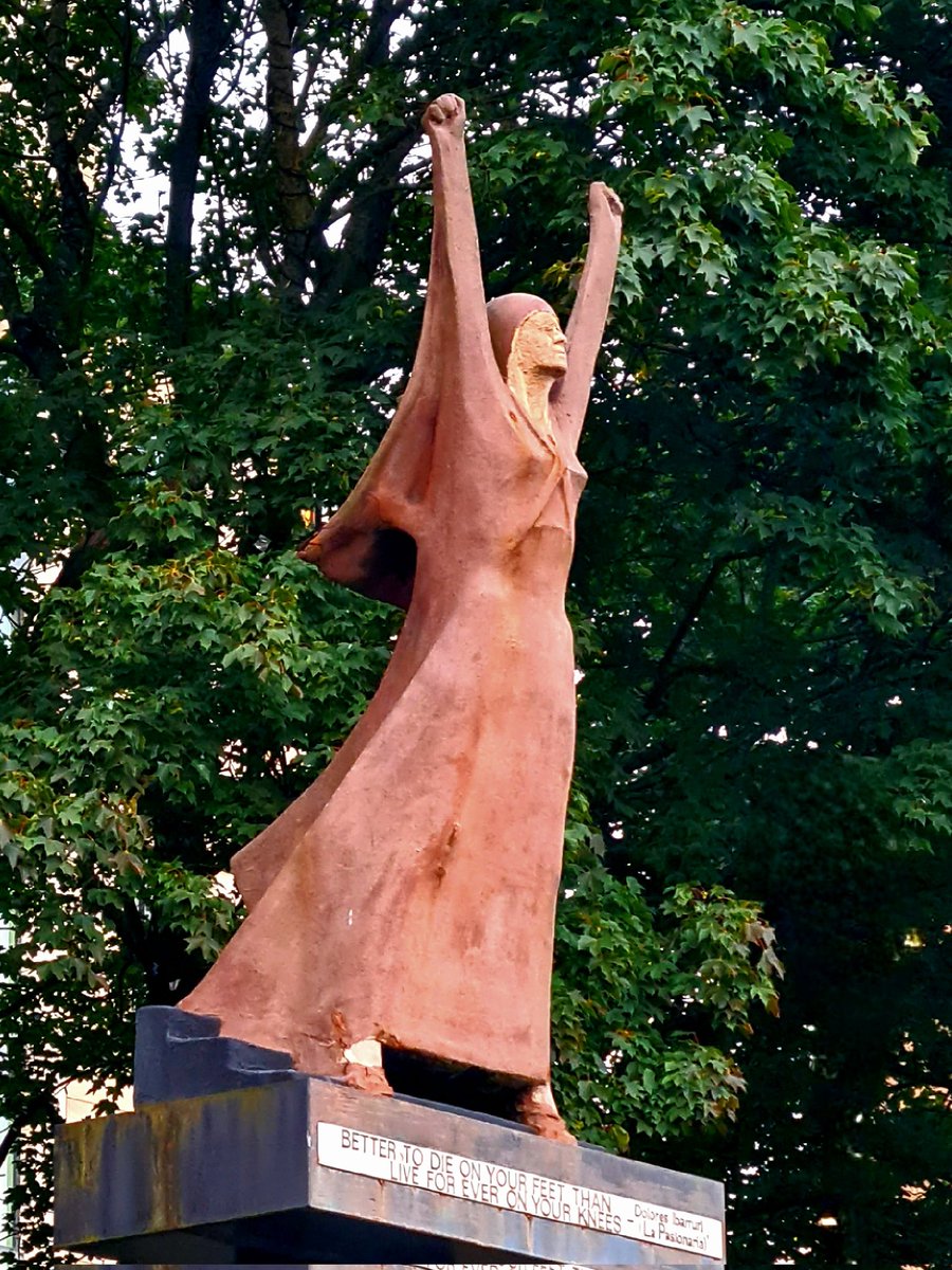 is_glasgow's tweet photo. The statue of Dolores Ibarruri on Clyde Street in Glasgow. Also know as La Pasionaria, she was a hero of the Spanish Civil warn and is the only non-British woman to be honoured with a statue in the city.

Cont./

#glasgow #statues #spanishcivilwar #lapasionaria #clydestreet https://t.co/N2DpQTkxLe