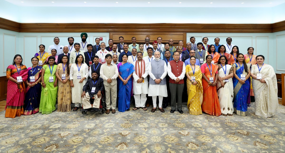 AIRNewsHindi's tweet photo. पीएम @narendramodi ने राष्ट्रीय शिक्षक पुरस्कार 2023 के विजेताओं से बातचीत की। उन्होंने कहा कि शिक्षक देश के युवाओं के लिए एक उज्जवल भविष्य की पटकथा लिख ​​रहे हैं।

@PMOIndia 
#TeachersDay https://t.co/Xt07u2XldY