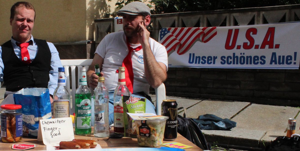 Tom_Rodig's tweet image. Wir waren in Aue beim #TagderSachsen der eigentlich ein Tag der Glatzen war und haben überlebt. 

Ausführlicher Bericht über Glatzen, Fingerfood und strahlende Stolln folgt die Tage bei @PARTEI_Sachsen