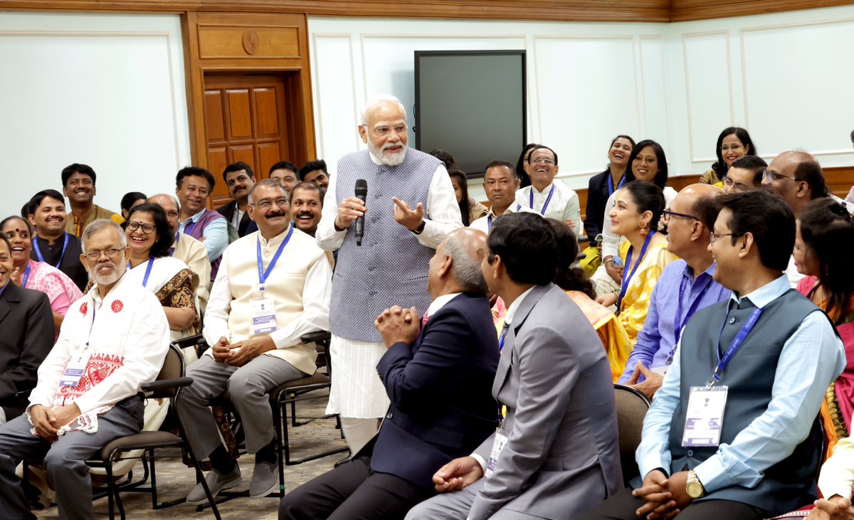 AIRNewsHindi's tweet photo. पीएम @narendramodi ने राष्ट्रीय शिक्षक पुरस्कार 2023 के विजेताओं से बातचीत की। उन्होंने कहा कि शिक्षक देश के युवाओं के लिए एक उज्जवल भविष्य की पटकथा लिख ​​रहे हैं।

@PMOIndia 
#TeachersDay https://t.co/Xt07u2XldY