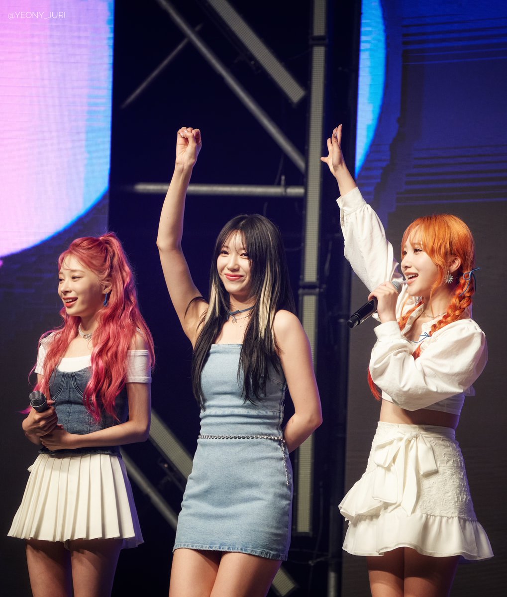 Yeony_Juri's tweet photo. 230831 #로켓펀치 제주아트센터 위문열차 
#윤경 #수윤 #쥬리 
#Yunkyoung #Suyun #Juri 
#RocketPunch

수윤이 점프점프 😍