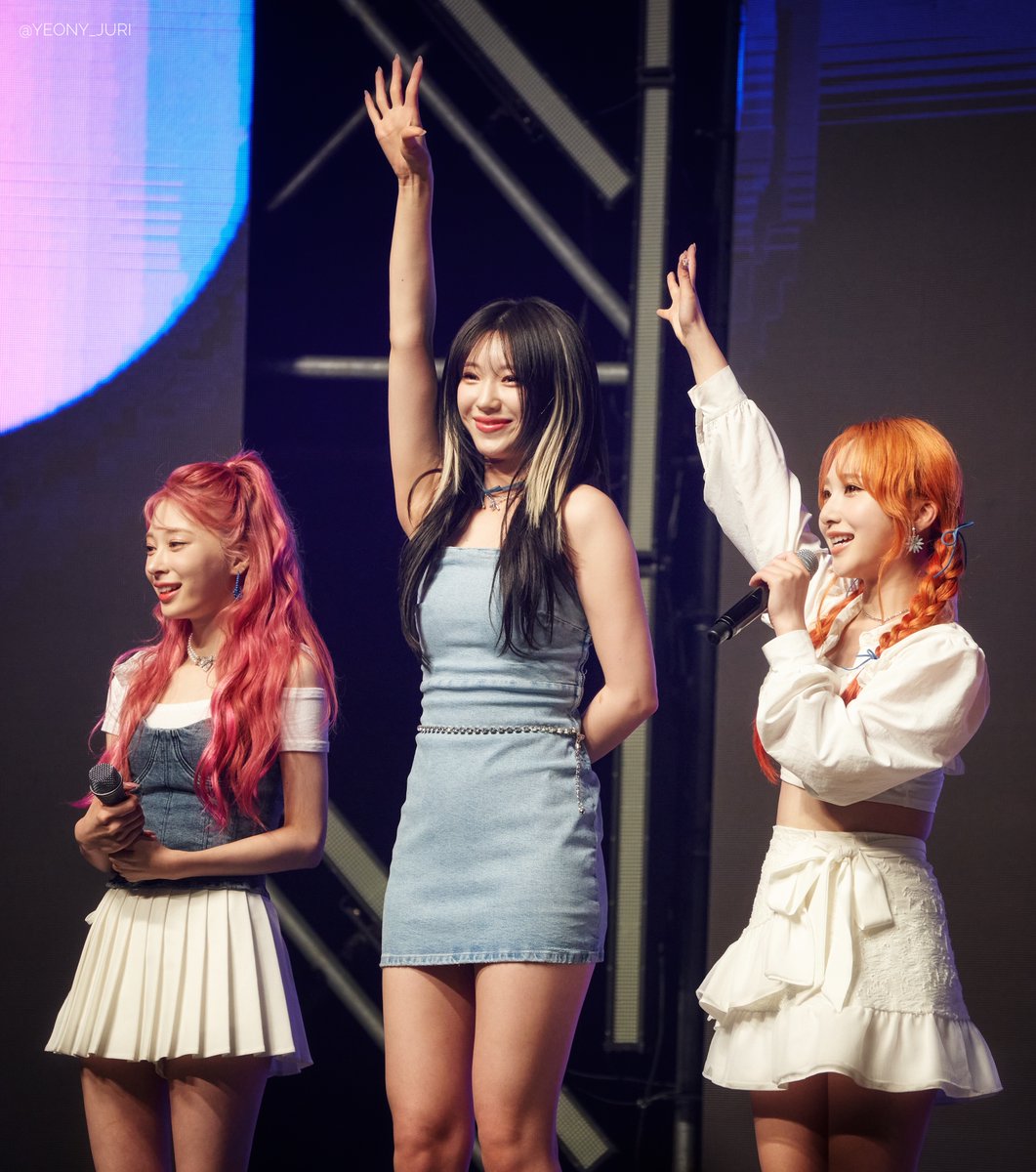 Yeony_Juri's tweet photo. 230831 #로켓펀치 제주아트센터 위문열차 
#윤경 #수윤 #쥬리 
#Yunkyoung #Suyun #Juri 
#RocketPunch

수윤이 점프점프 😍