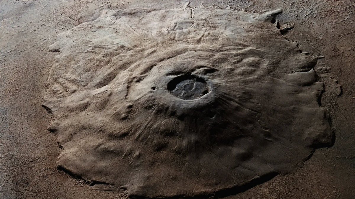 Olympus Mons, le plus grand volcan connu du système solaire, s'étend sur plus de 600 kilomètres de diamètre, et ses parois s'élèvent jusqu'à 24 kilomètres au-dessus des plaines de Mars. Ce #volcan martien aurait été une île.
🔹nationalgeographic.fr/espace/mars-ce… 
© Getty Images #cosmos