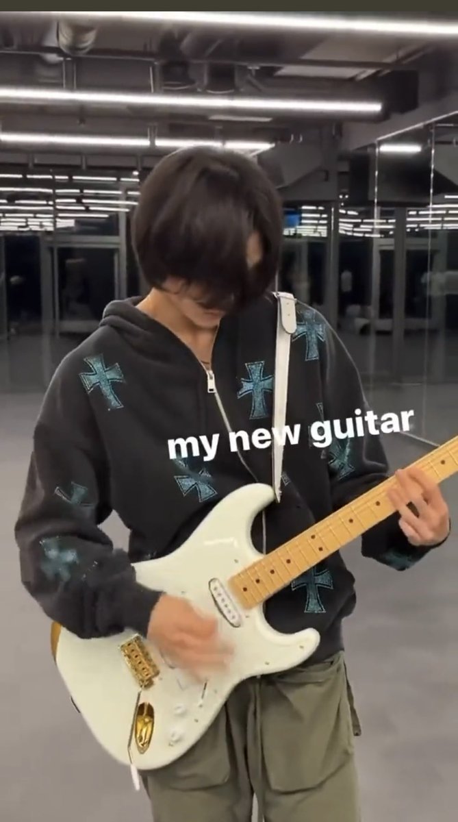 a_05t's tweet photo. ウォンビンちゃまのnew guitar、、、、、、ウォンビンちゃまもドエルなの？😭😭 https://t.co/tBdMiuKgzT