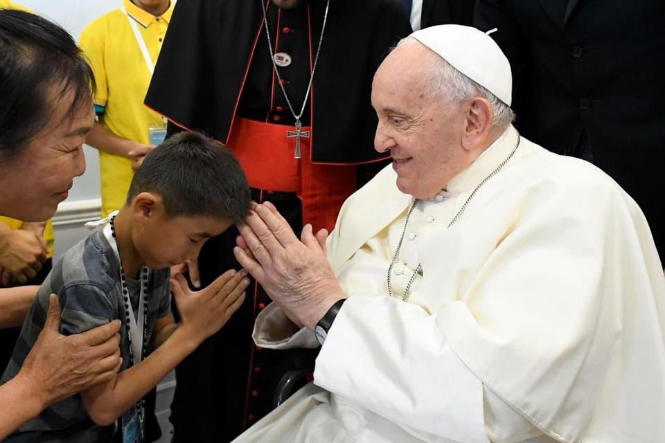 ecocatolico's tweet photo. El Papa se despidió hoy de Mongolia, país donde cumplió su 43 Viaje Apostólico. https://t.co/VhlTDBkcee