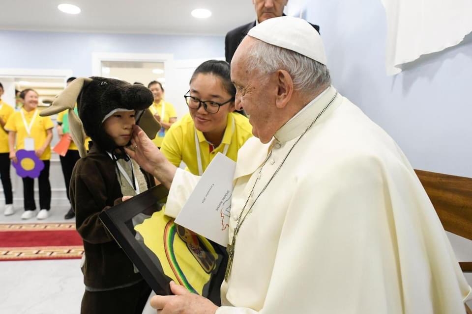 ecocatolico's tweet photo. El Papa se despidió hoy de Mongolia, país donde cumplió su 43 Viaje Apostólico. https://t.co/VhlTDBkcee