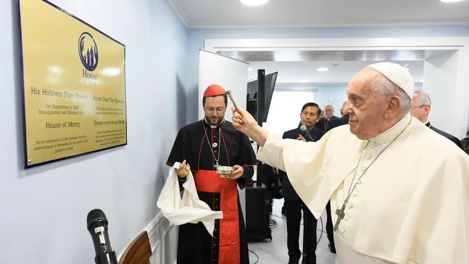 ecocatolico's tweet photo. El Papa se despidió hoy de Mongolia, país donde cumplió su 43 Viaje Apostólico. https://t.co/VhlTDBkcee