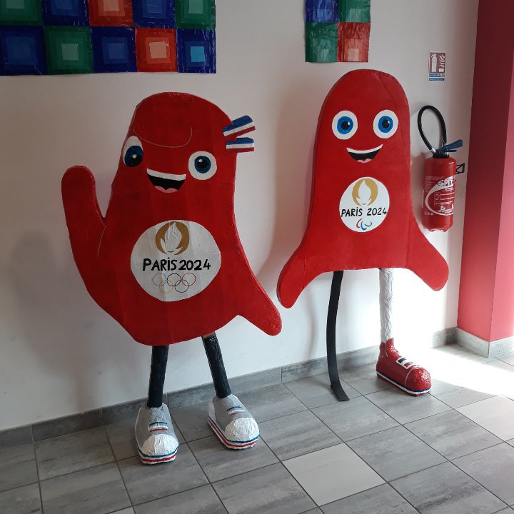 Les enseignants et les élèves de l’école des Capucins de Commercy sont dans les starting-blocks pour la rentrée. Comme en témoignent les mascottes de #Paris2024
<a href="/DSDEN55/">DSDEN55</a>