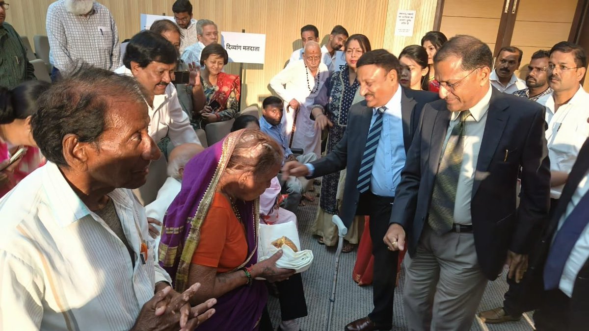CEOMPElections's tweet photo. मुख्य निर्वाचन आयुक्त श्री @rajivkumarec,निर्वाचन आयुक्त श्री अनूप चंद्र पांडेय एवं श्री अरुण गोयल द्वारा 80 वर्ष से अधिक आयु के वयोवृद्ध मतदाताओं और दिव्यांग मतदाताओं का भी सम्मान किया गया। इसमें 100 और 101 वर्षीय  मतदाता भी शामिल हैं।

@ECISVEEP
#MPAssemblyElection2023 https://t.co/sC5anD8Ayi
