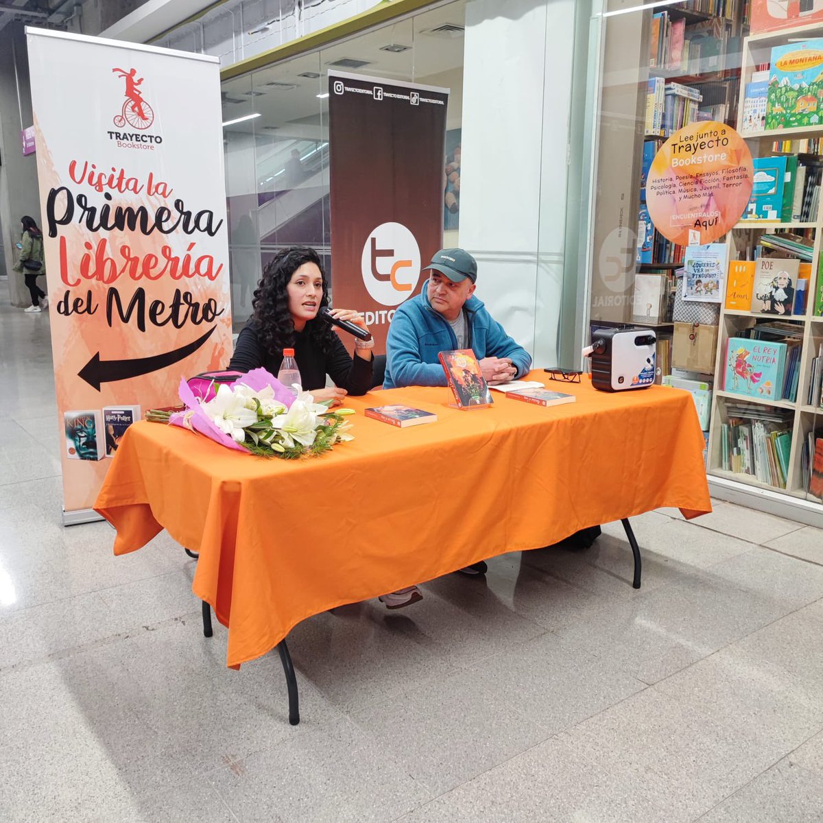 solarriagada's tweet photo. ¡Lo pasé tan bien en el lanzamiento de Abrazar el Caos! 
Este viernes 8, estaré en la Feria del Libro de Recoleta 💚 https://t.co/2AmgcVm7ye