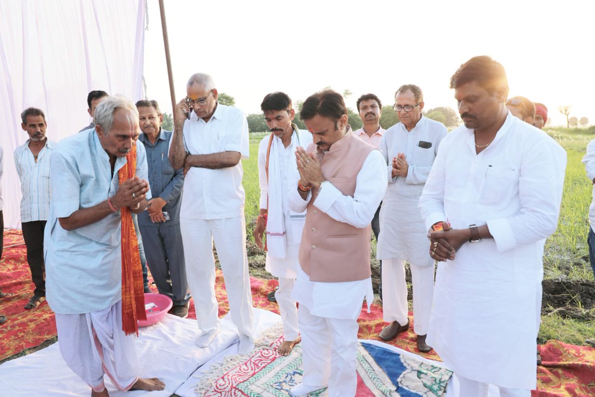 rshuklabjp's tweet image. आज रीवा एयरपोर्ट में टर्मिनल भवन तथा एयर ट्रैफिक कंट्रोल टावर के निर्माण कार्य का भूमिपूजन किया। रीवा एयरपोर्ट का निर्माण तेजी से किया जा रहा है। एयरपोर्ट शुरू हो जाने से रीवा के साथ - साथ पूरे विंध्य क्षेत्र में पर्यटन, शिक्षा, स्वास्थ्य, उद्योग सहित विभिन्न क्षेत्रों में तेजी…