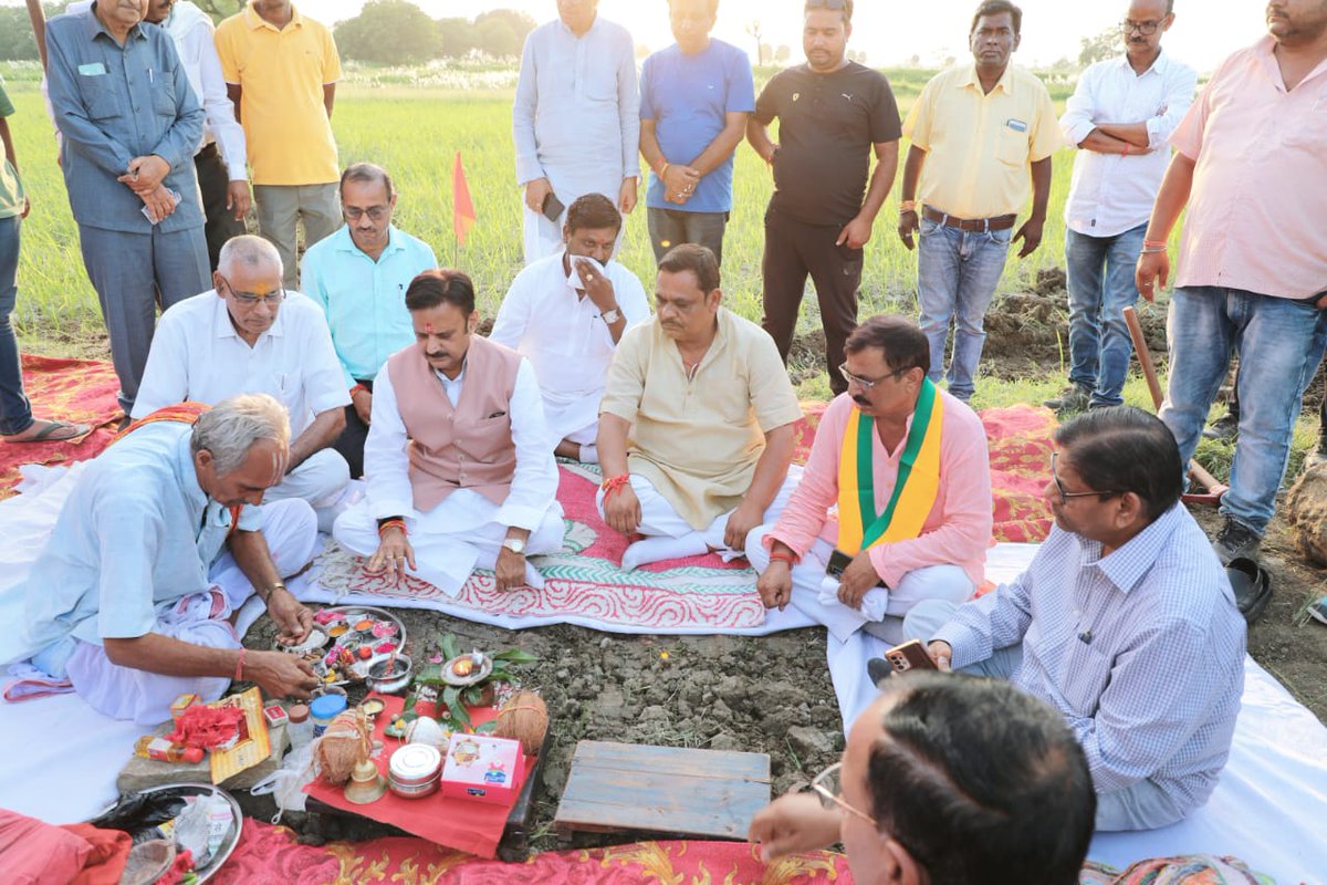 rshuklabjp's tweet image. आज रीवा एयरपोर्ट में टर्मिनल भवन तथा एयर ट्रैफिक कंट्रोल टावर के निर्माण कार्य का भूमिपूजन किया। रीवा एयरपोर्ट का निर्माण तेजी से किया जा रहा है। एयरपोर्ट शुरू हो जाने से रीवा के साथ - साथ पूरे विंध्य क्षेत्र में पर्यटन, शिक्षा, स्वास्थ्य, उद्योग सहित विभिन्न क्षेत्रों में तेजी…