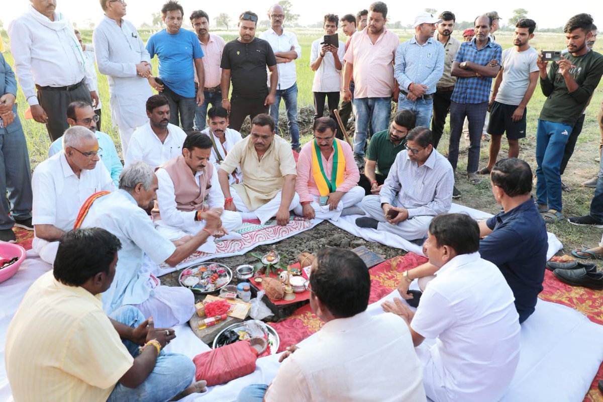 rshuklabjp's tweet image. आज रीवा एयरपोर्ट में टर्मिनल भवन तथा एयर ट्रैफिक कंट्रोल टावर के निर्माण कार्य का भूमिपूजन किया। रीवा एयरपोर्ट का निर्माण तेजी से किया जा रहा है। एयरपोर्ट शुरू हो जाने से रीवा के साथ - साथ पूरे विंध्य क्षेत्र में पर्यटन, शिक्षा, स्वास्थ्य, उद्योग सहित विभिन्न क्षेत्रों में तेजी…