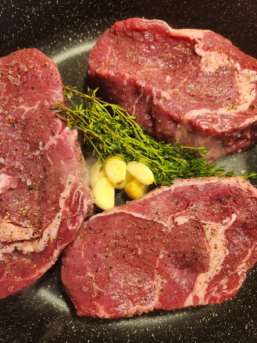 cocineroguapo's tweet image. RIBEYE ARGENTINO 
#ASADO 
#PIMIENTANEGRA 
#SALDEMAR 
#AJOS
#TOMILLO 
A darle fuego alto para sellar, y luego a fuego lento para decidir el termino. 🔥 🔪