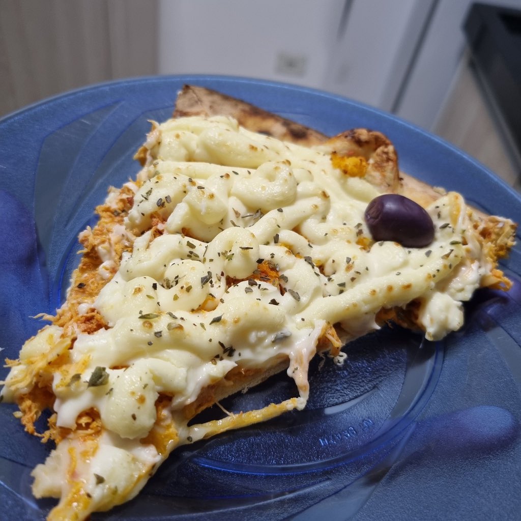 chefdangalhardo's tweet photo. Eu não respondo por mim quando a Pizza é de: 

Frango com catupiry! https://t.co/gqzSq8t2U7