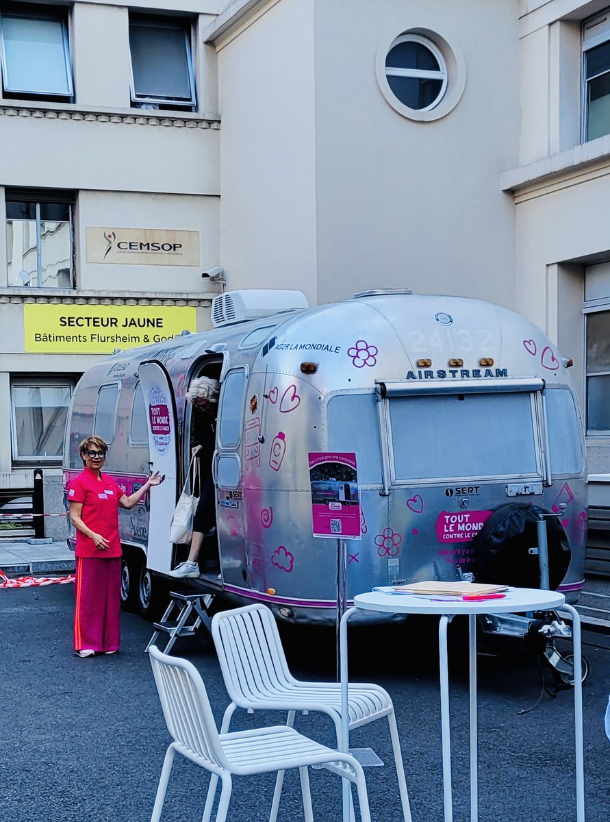 Une bulle de bien-être à l’Hôpital Foch ! Grâce à L’échappée rose, nos patients et leurs accompagnants profitent aujourd'hui d’un moment de détente. Nos soignants sont eux-aussi invités à lâcher prise grâce aux ateliers et soins de relaxation qui leurs sont dédiés. Enjoy !