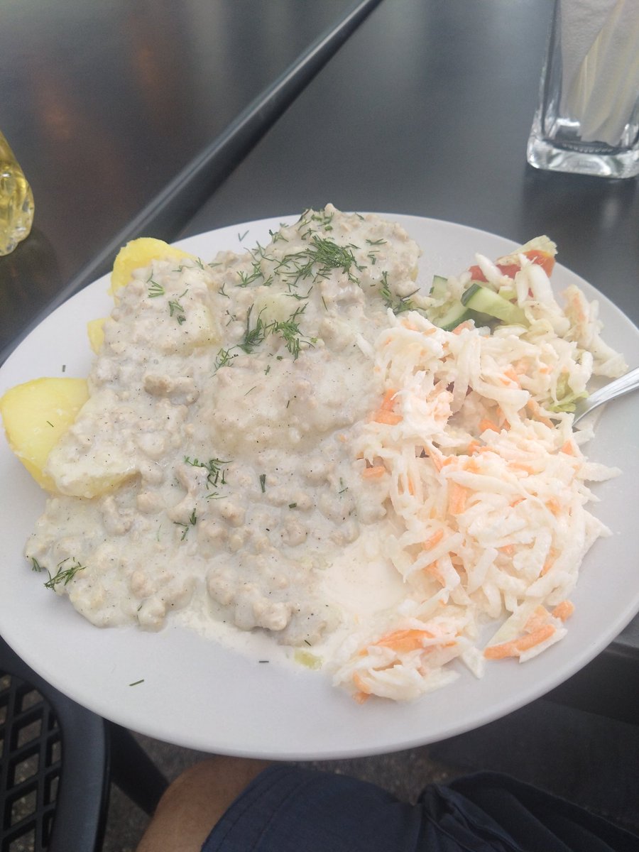 Uzmini cenu Karl! Maltā gaļa ar kartupeļiem aptuveni 30km no Rīgas. Var arī izdalīt atsevišķi gaļa+salāti un kartupeļi. #overratedfood #ēdaracīm