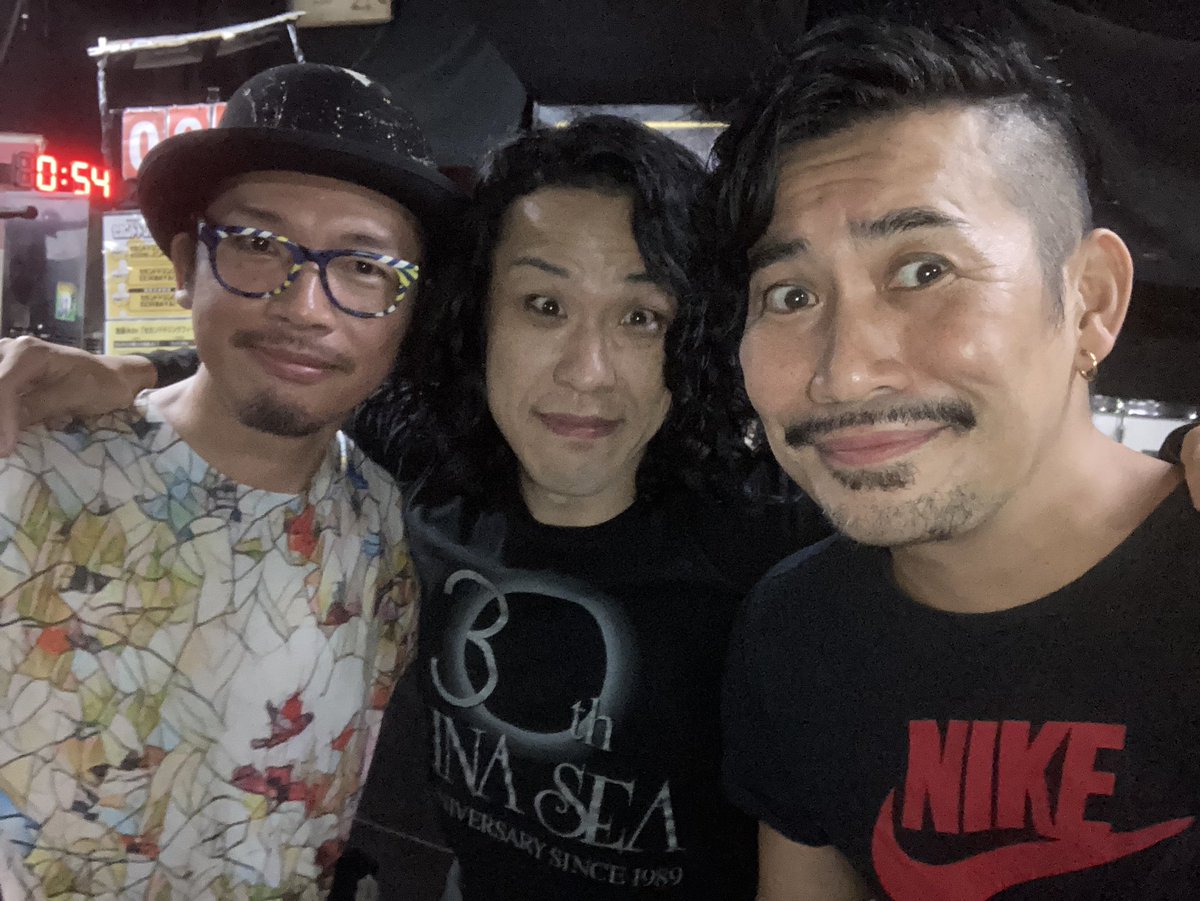 chomechomep's tweet photo. 池袋アダムはコピバンも楽しいよと声を大にして言いたい

B'z
LUNA SEA
氣志團

サングラスつけてコピバンやってたボーカル3人で痛飲してたらどうでもよくなって素顔で撮りました https://t.co/SwMgEqGmnQ