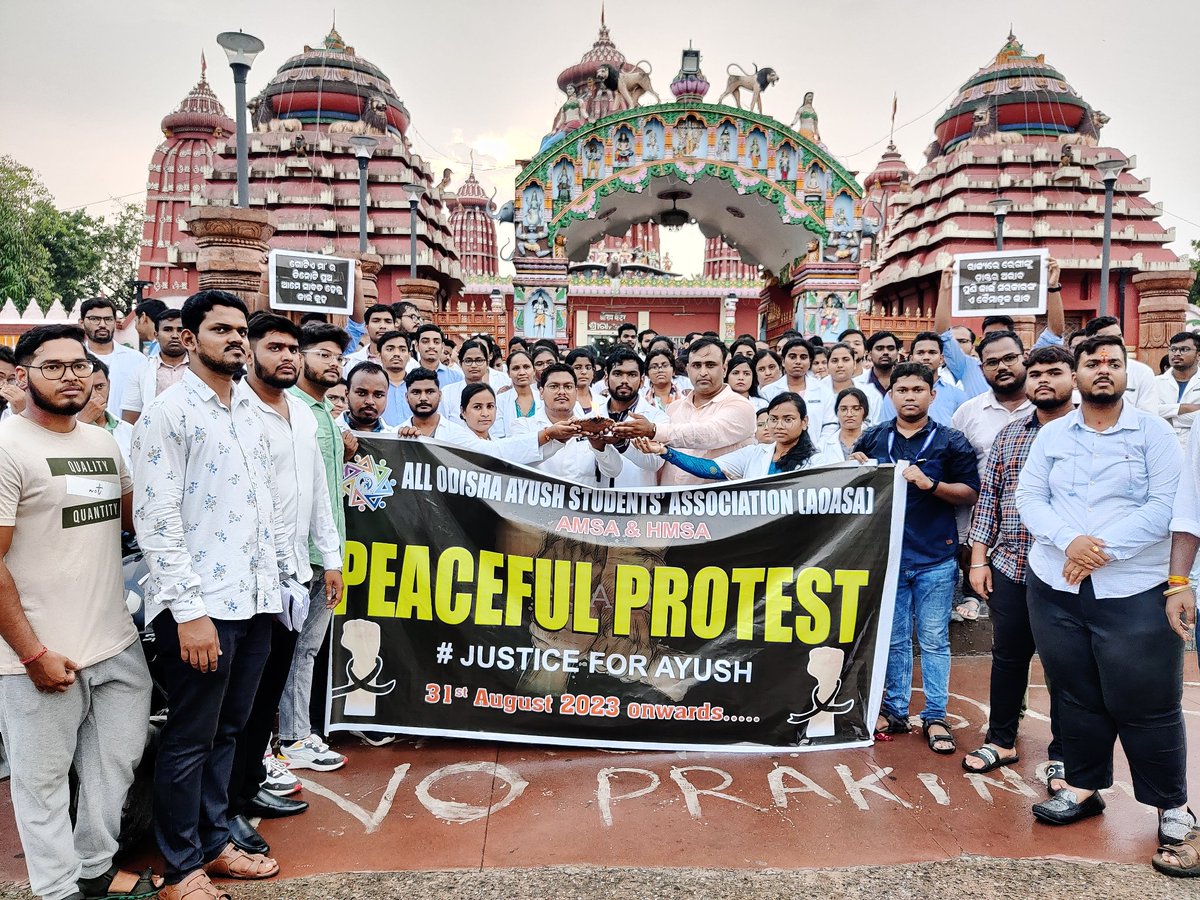 ODAyushstudents's tweet photo. #JusticeForAyush
Peaceful Rally from DR.ACHMC&amp;H toRam mandir to master canteen by AOASA against the ignorance of state govt.towards AYUSH system @CMO_Odisha @Naveen_Odisha @HFWOdisha @MoSarkar5T @moayush @GovernorOdisha @SecyChief @PIBAYUSH  @narendramodi @PIBB https://t.co/DKfXpOVbre