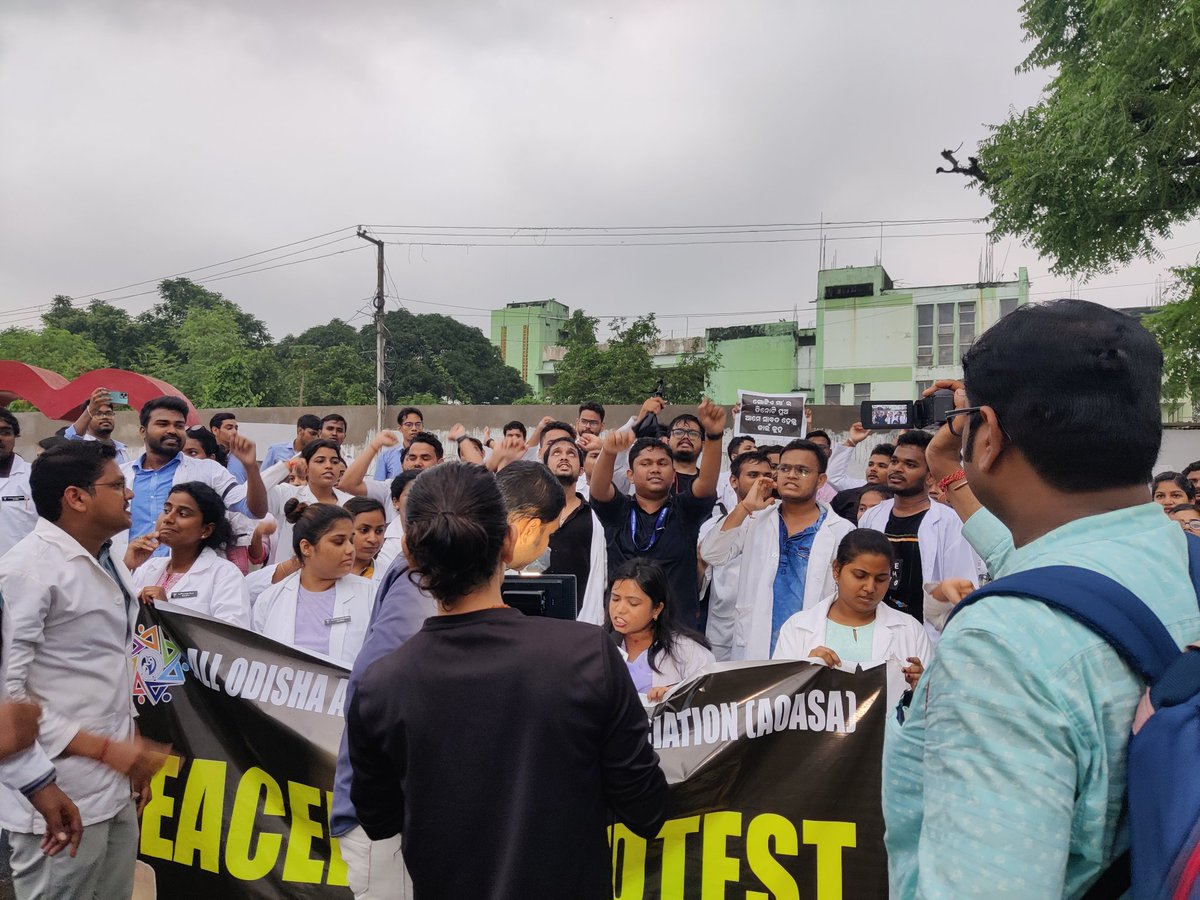 ODAyushstudents's tweet photo. #JusticeForAyush
Peaceful Rally from DR.ACHMC&amp;H toRam mandir to master canteen by AOASA against the ignorance of state govt.towards AYUSH system @CMO_Odisha @Naveen_Odisha @HFWOdisha @MoSarkar5T @moayush @GovernorOdisha @SecyChief @PIBAYUSH  @narendramodi @PIBB https://t.co/DKfXpOVbre