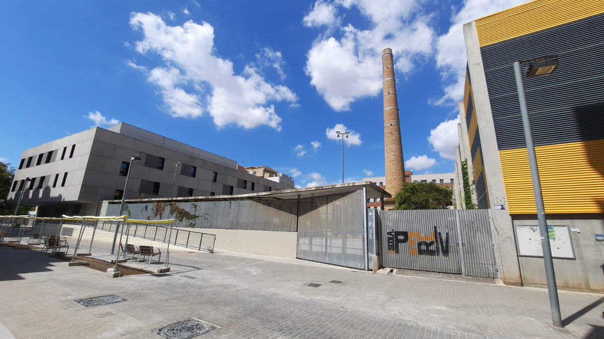 Bcn_SantMarti's tweet photo. 😍 Així han quedat els entorns de l'escola @Pere4t i de l'@Ins4Cantons.

🏫 A l'estiu s'han millorat els espais per a les entrades i sortides d'aquests centres educatius del #Poblenou cap al carrers del voltant.

ℹ https://t.co/zmzGpnF62T

#PressupostosParticipatiusBCN https://t.co/bHzUu0KcNb