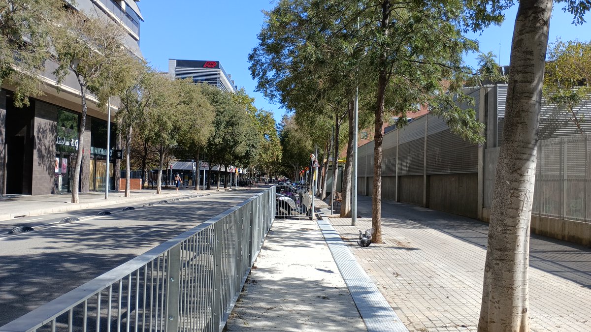 Bcn_SantMarti's tweet photo. 😍 Així han quedat els entorns de l'escola @Pere4t i de l'@Ins4Cantons.

🏫 A l'estiu s'han millorat els espais per a les entrades i sortides d'aquests centres educatius del #Poblenou cap al carrers del voltant.

ℹ https://t.co/zmzGpnF62T

#PressupostosParticipatiusBCN https://t.co/bHzUu0KcNb
