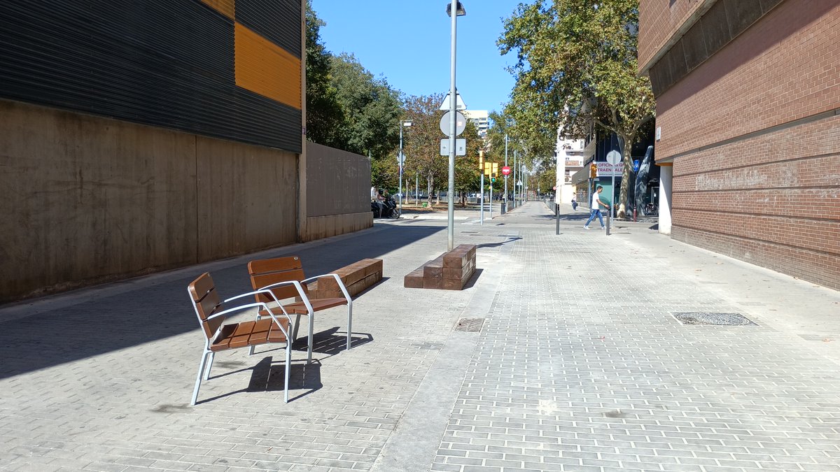 Bcn_SantMarti's tweet photo. 😍 Així han quedat els entorns de l'escola @Pere4t i de l'@Ins4Cantons.

🏫 A l'estiu s'han millorat els espais per a les entrades i sortides d'aquests centres educatius del #Poblenou cap al carrers del voltant.

ℹ https://t.co/zmzGpnF62T

#PressupostosParticipatiusBCN https://t.co/bHzUu0KcNb