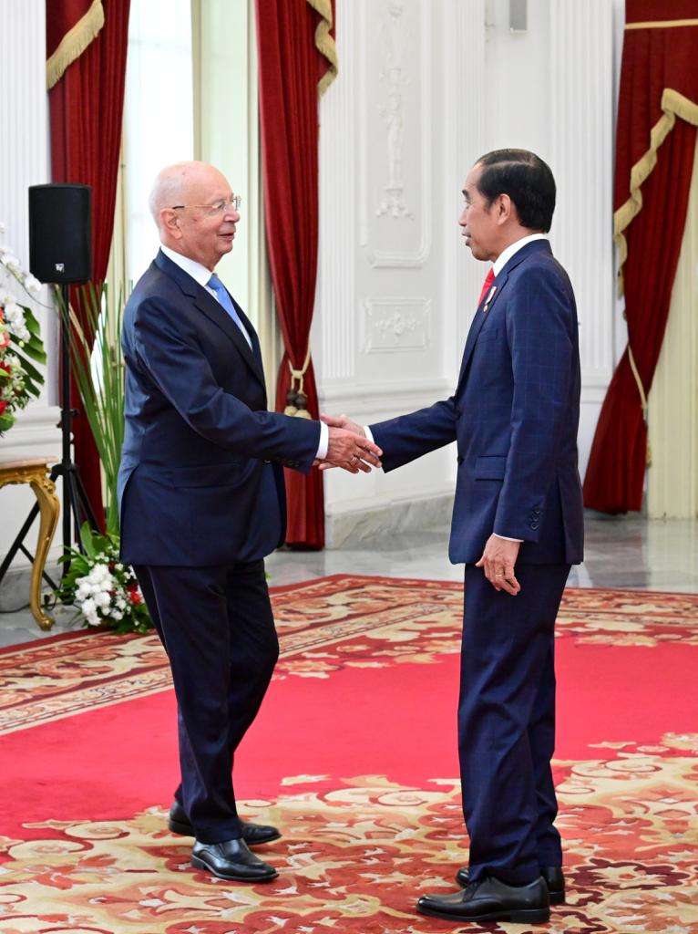 jokowi's tweet photo. Saya menerima para pemimpin organisasi internasional di Jakarta, siang tadi, sehari menjelang pelaksanaan KTT ASEAN.

Pertama, dengan Presiden Bank Dunia Ajay Banga beserta delegasi di Istana Merdeka. Dalam pertemuan tersebut, saya menyampaikan sejumlah isu untuk dibahas bersama dengan Presiden Banga, termasuk soal reformasi sistem keuangan global. 

Kedua, dengan Direktur Pelaksana Dana Moneter Internasional (IMF) Kristalina Georgieva beserta delegasi. Kami bertukar pikiran salah satunya mengenai situasi ekonomi global.

Dan ketiga, saya juga menerima Ketua Eksekutif World Economic Forum (WEF), Profesor Klaus Schwab. Dalam pertemuan tersebut, Profesor Klaus Schwab mengatakan bahwa ia percaya mengenai pertumbuhan ekonomi ASEAN. Profesor Klaus Schwab juga menyinggung pentingnya mengintegrasikan isu terkait artificial intelligence di dalam diskusi-diskusi ekonomi.