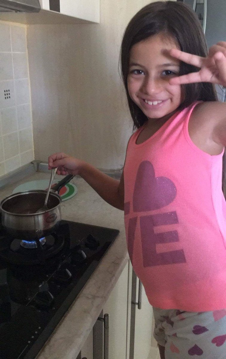 "Eline sağlık anne" her yemekten sonra her seferinde 🙏. Nasıl özledim annem, Selin'im #selinkarakaya Yanımda olsan, mutfakda benimle uğraşsan. Hep en sevdiklerini pişirsek beraber. Seni bizden aldılar! Bunun hesabını verecekler bebeğim, sana kavuşana kadar #isiasortakdavamız