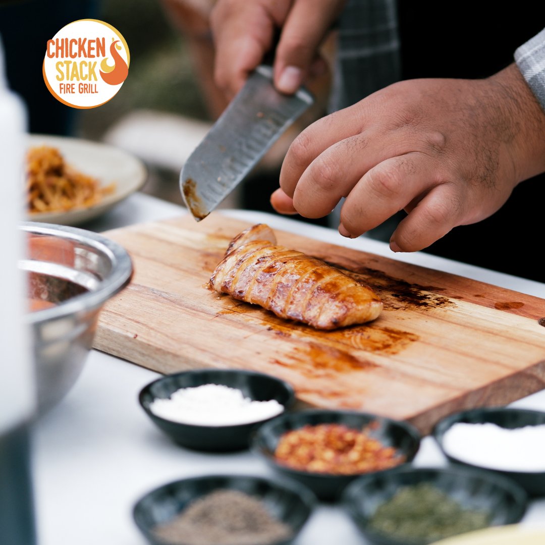 ChickenStack_'s tweet photo. Crafting perfection, one chop at a time! 🍗🔪 We use only real, freshly grilled chicken for our flavorful bowl stacks. Taste the difference and savor the authenticity in every bite.🌟😋 #RealChickenGoodness #BowlStacks #Bowl #Tacos #wraps #chicken https://t.co/NincsevSKb