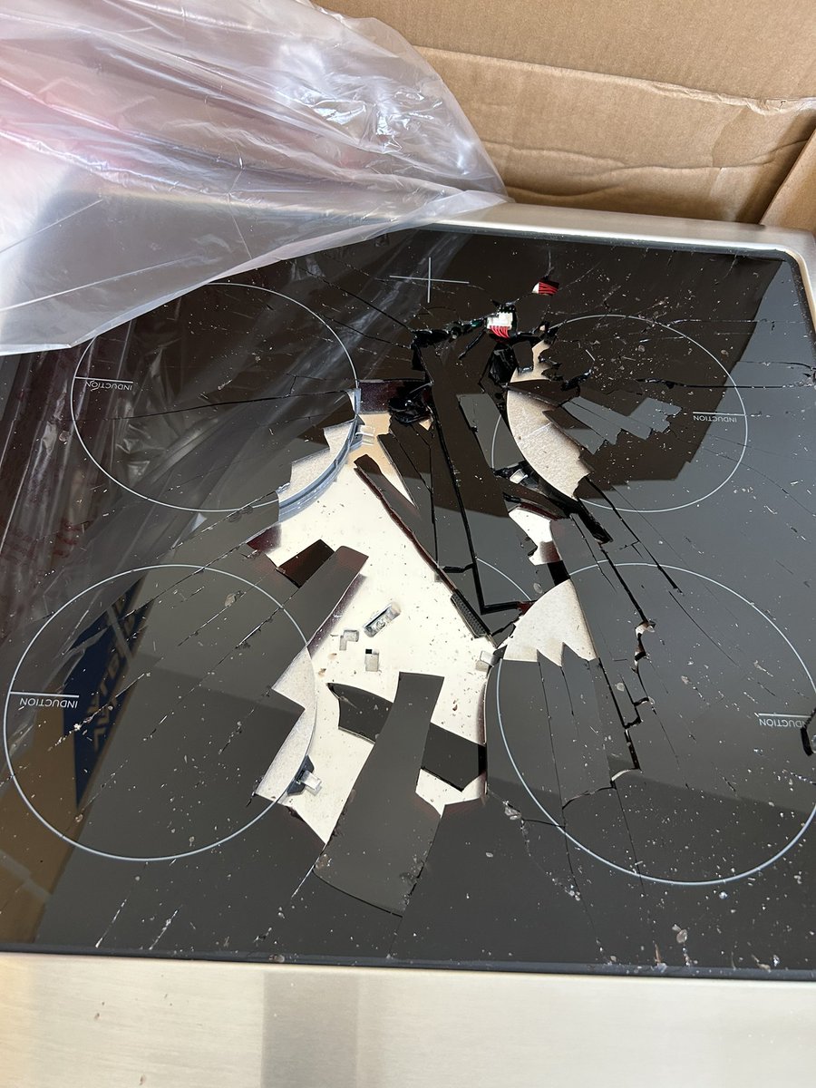 PrecyliaLeslie's tweet image. Votre responsable refuse de trouver une solution malgré que ses employés ont chargé le produit de tél manière à ce qu’il se casse !!!!! TROUVEZ VITE UNE SOLUTION @electrodepotfr