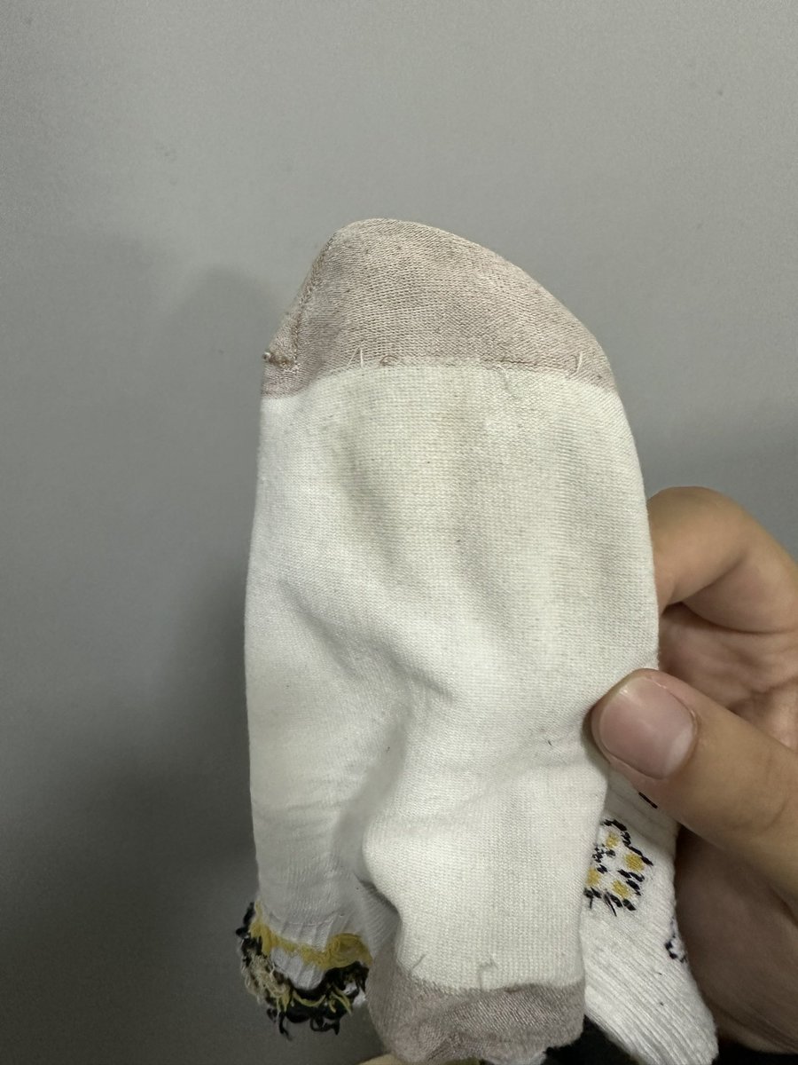 晚上在海边闲逛 发现一个大学生妹妹的鞋袜 太黑了没拍到照片  带到厕所射完还想给她送回去  结果发现她已经走了…… 场景自行脑补 #原味 https://t.co/2oekF6S5NV