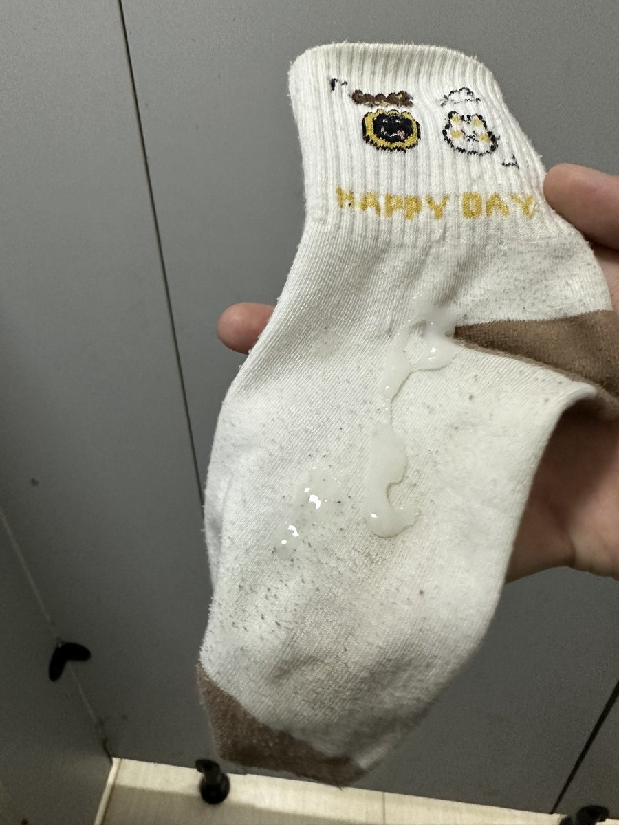 晚上在海边闲逛 发现一个大学生妹妹的鞋袜 太黑了没拍到照片  带到厕所射完还想给她送回去  结果发现她已经走了…… 场景自行脑补 #原味 https://t.co/2oekF6S5NV
